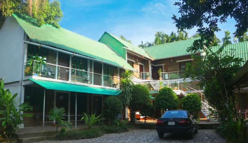 sampan-cafe-%26-resort